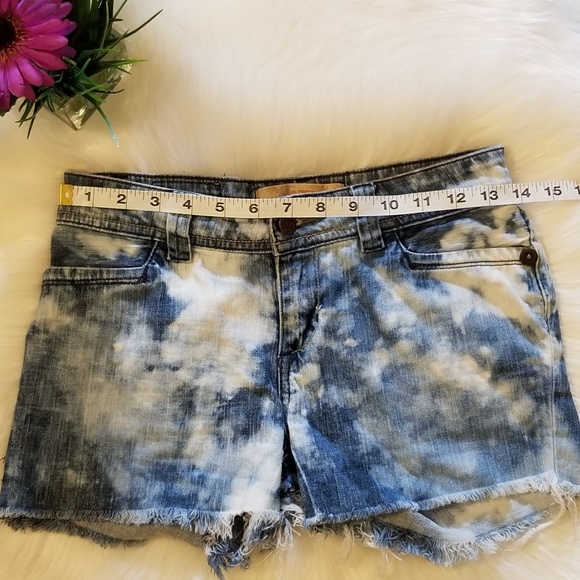Arena ❤ Distressed Acid Wash Denim Cut Off Shorts - Picture 4 of 7